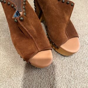 Dingo Brown Mules & Clogs Stylish Comfort